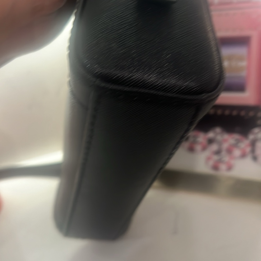 Marc Jacob’s EUC leather playback crossbody bag.  Travel purse removable strap. - Picture 8 of 13